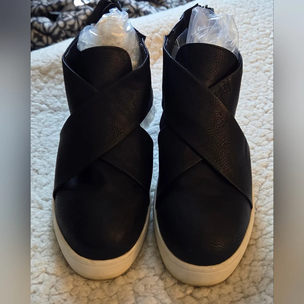 Journee Collection Black Hidden‎ Wedge Sneakers Size 9 Zip Cross Strap Shoes